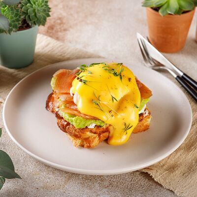 Пашот с авокадо и лососем в Kristof Coffee and Kitchen по цене 830 ₽