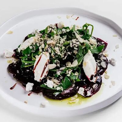 Салат с печеной свеклой, сырным кремом и рукколой 260 гр в Тук тук took took по цене 710 ₽