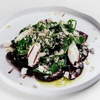 Салат с печеной свеклой, сырным кремом и рукколой 260 гр в Тук тук took took