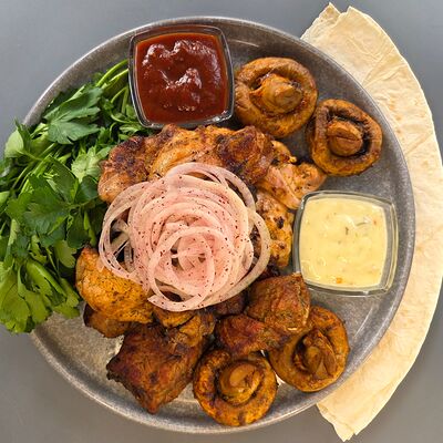 Шашлык для двоих (2-3 персоны) в Мужчина готовит по цене 2230 ₽