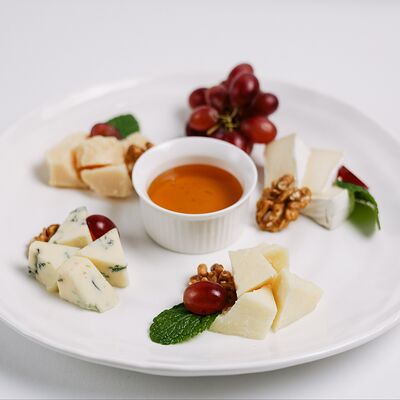 Сырная тарелка в The Times Home по цене 1540 ₽