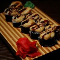 Запеченный мини-ролл с крабом в Sushi n Roll