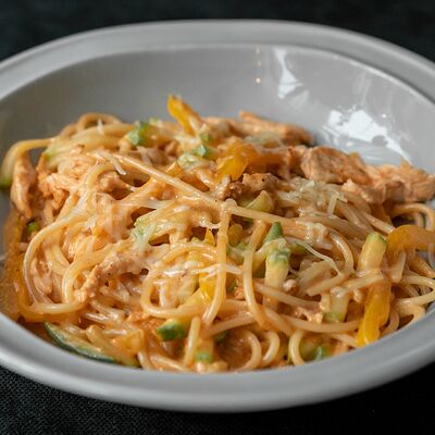 Спагетти с куриной грудкой в Daddys pub по цене 625 ₽