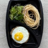 Бифштекс с яйцом и спагетти в Еду домой