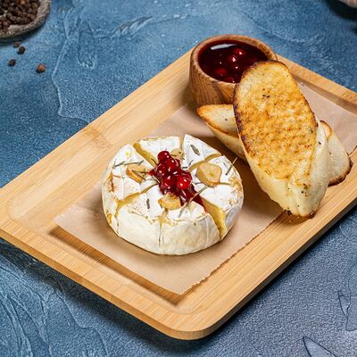 Камамбер с брусничным соусом в Фиеста по цене 1000 ₽