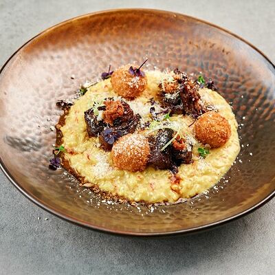 Ризотто с рваной говядиной, сыром маскарпоне, томатами и соусом демиглас в Pivino по цене 590