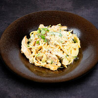 Спагетти с соусом песто и цыпленком в Евразия-Экспресс