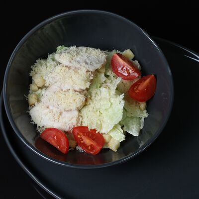 Салат Цезарь в Sushi Box по цене 400 ₽