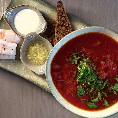 Борщ домашний с салом, бородинским хлебом и чесноком в Три Б по цене 530 ₽