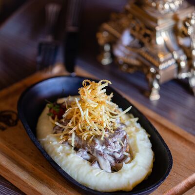 Телятина по-строгановски с картофельным пюре в Старый город по цене 820