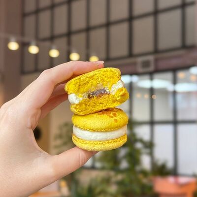 Макарон попкорн-карамель в Тортишная по цене 230 ₽