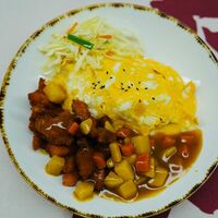 Жареная курица с карри с рисом и яйцом 咖喱鸡肉蛋包饭 в Юань вэй