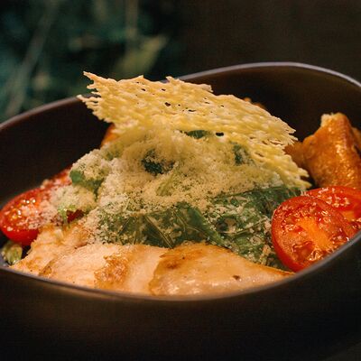 Гай Юлий Цезарь с курицей в Hidden по цене 645 ₽