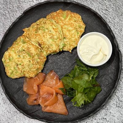 Кабачковые оладьи с лососем в Гастропапы по цене 680 ₽