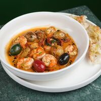 Kреветки по-сицилийски с каперсами и оливками в Amico Bistro