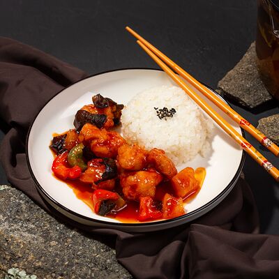 Мясо с ананасом в кисло-сладком соусе с рисом на пару в Дунфан Во по цене 360 ₽