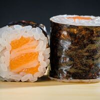 Ролл с лососем в Yellowfin sushi