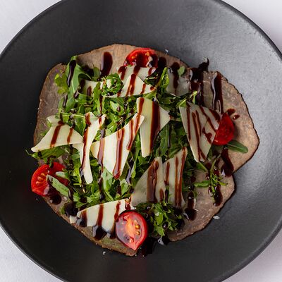 Салат с телятиной и горчичной заправкой в Leto по цене 890 ₽