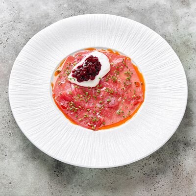 Татаки из тунца с копченым йогуртом и брусникой в GASTROFISH по цене 700