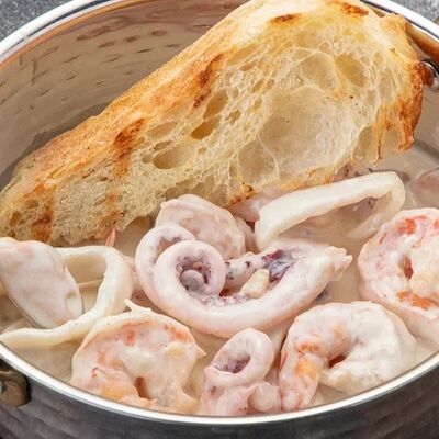 Морепродукты в сливочном соусе в КОНЬ И ДЕЛЬФИН по цене 930 ₽