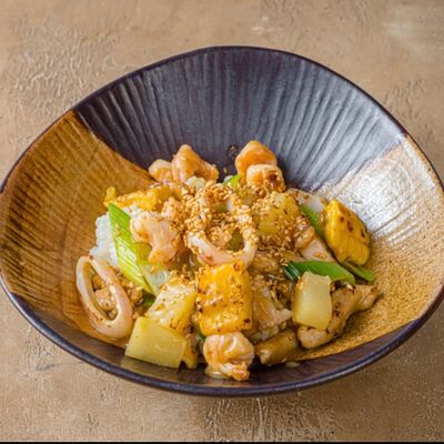 Морепродукты с курицей в соусе из манго в Maneki по цене 620 ₽