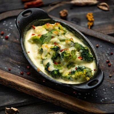 Брокколи, запеченные в сливочном соусе с сыром в Сытый Лось по цене 450 ₽