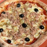 С тунцом, маслинами и красным луком в L'angolo Italiano