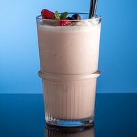 Смузи из ягод клубники и банана в Рабарбар