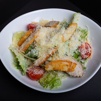 Салат Цезарь с курицейв Рябинушка по цене 485 ₽