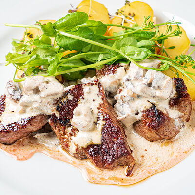 Медальоны из говядины с грибным соусом и запеченным картофелем в Blackberry по цене 40 р.