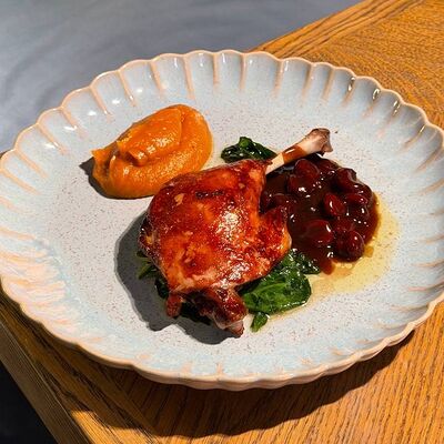 Утиная ножка с пюре из батата и копченой вишней в Веранда по цене 1290 ₽