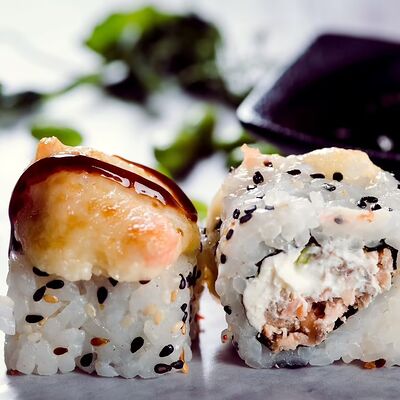Запеченный ролл с угрем в YAMAKASI DZEN SUSHI по цене 1250 ₽