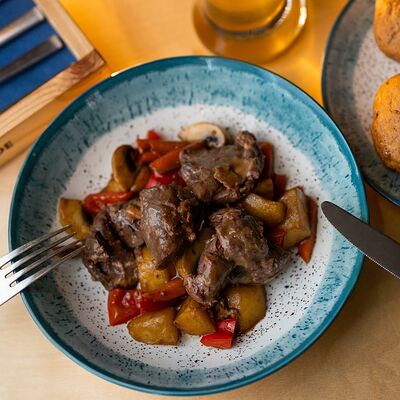 Томленая дичь с овощами ( Косуля-бобер ) в Вот,блин!Кафе по цене 650 ₽