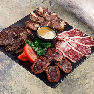 Нарезка сыровяленых деликатесов в 7 небо по цене 930 ₽