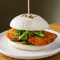 Бао-бургер с цыпленком кацу и битыми огурцами в Ro