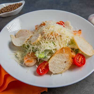 Салат Цезарь с креветками в Шашлык City по цене 715 ₽