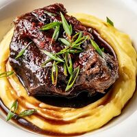 Говяжьи щёчки с картофельным пюре в Нино