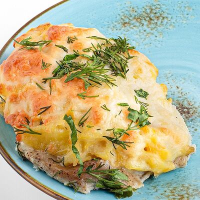 Свинина по-уральски под картофельной шапочкой в Вилка Ложка по цене 259 ₽