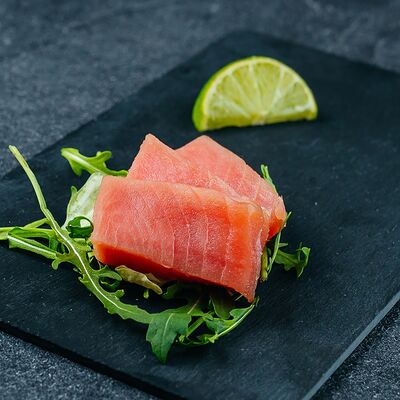 Сашими с тунцом в Rolls Bar по цене 345 ₽