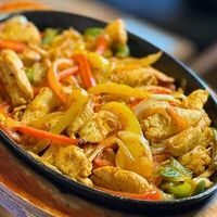 Фахитос с курицей на тарелке в Арабская кухня