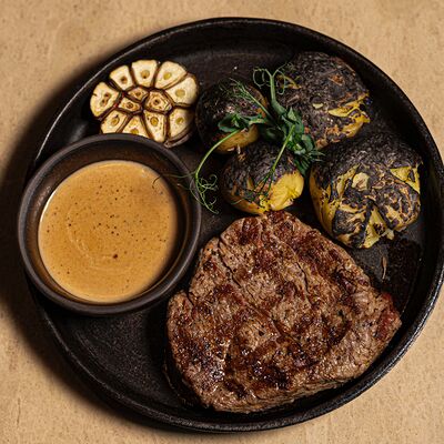 Стейк миньон с опаленным бэби-картофелем и перечным соусом в Fino по цене 950 ₽