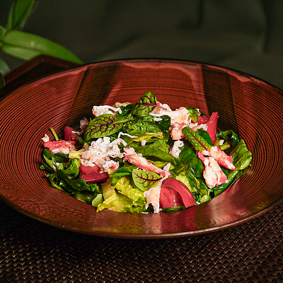 Салат с камчатским крабом, розовыми томатами и соусом цитронет в Маради по цене 810 ₽