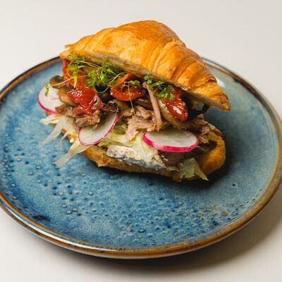 Круассан с томленой говядиной и трюфельным кремом в Ангария по цене 607 ₽