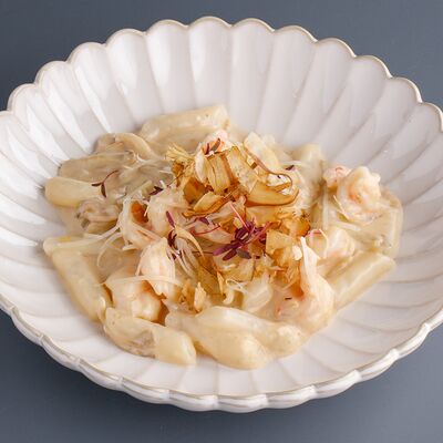 Токпокки с креветками и сливочно трюфельным соусом в MO by Matisov по цене 969 ₽