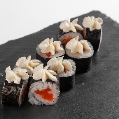 Ролл сливочный с лососем в Underground Sushi City по цене 455 ₽
