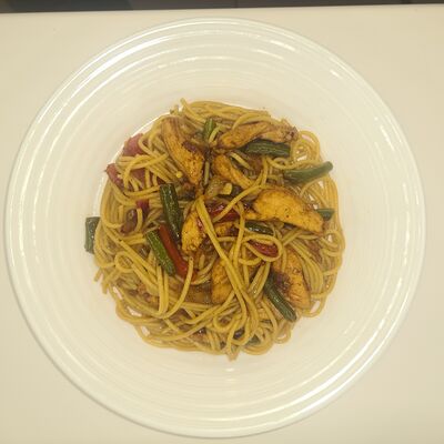 Спагетти с курицей и овощами в Кафе Семейное по цене 280 ₽