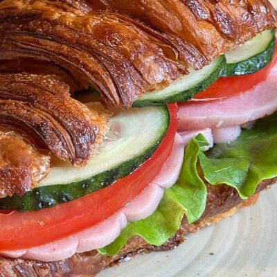 Круассан с ветчиной в Патисари по цене 300 ₽