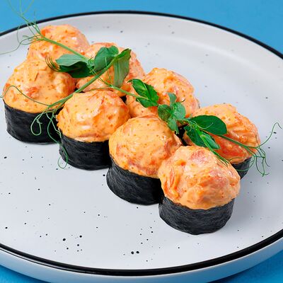 Острый ролл с лососем в Дарк лава по цене 729 ₽