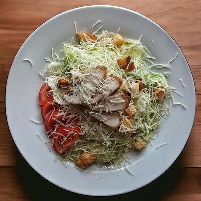 Салат Цезарь с курицей в Вкусная усадьба по цене 280 ₽
