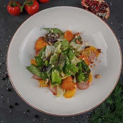 Салат с сулугуни в Руки ВВерх! Бар по цене 550 ₽